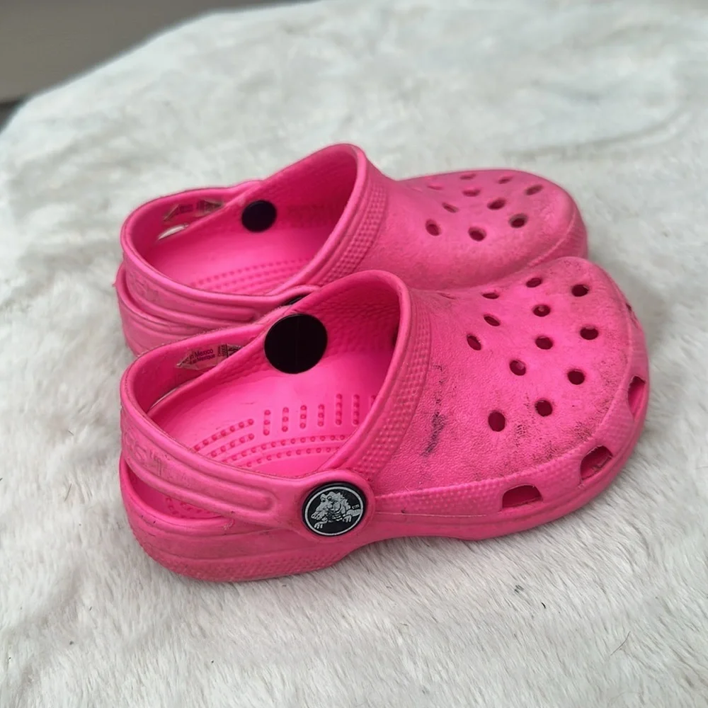 CROCS Kids Vibrant Pink Shoes Size C 6/7